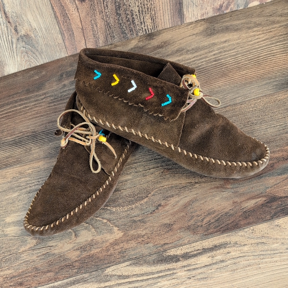 Minnetonka Brown Suede Beaded Whipstitched Moccasins Slip On Booties - Picture 2 of 8